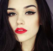 Темная помада на тонких губах