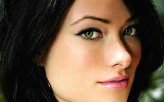 Брюнет с зелеными глазами