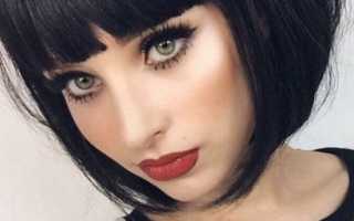 Брюнетка с зелеными глазами